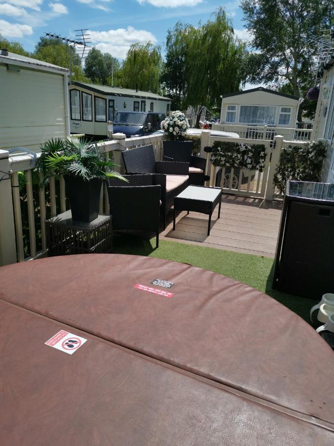 3 Bedroom Caravan With Hot Tub Tattershall Lakes Esterno foto